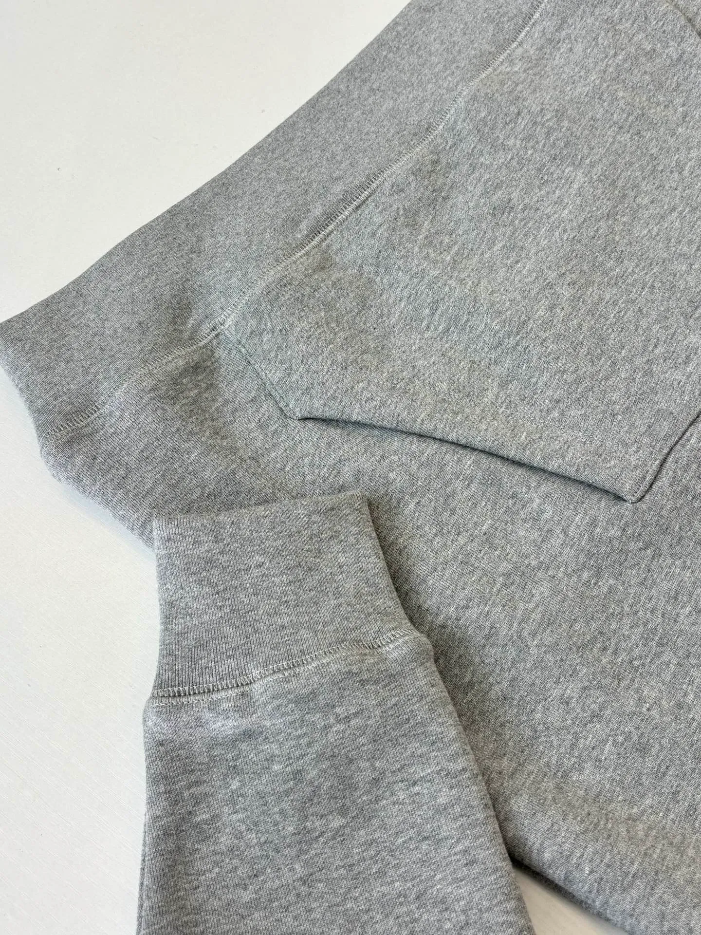 P406 Chrome Heart*/Chrome Heart FW25 leather cross half-zip sweatshirt Made of high-weight pure cotton terry fabric, pre-shrunk to ensure wearing stability, three-dimensional leather cross label, half-zip collar with dagger-shaped zipper puller, combined with curved hem tailoring and kangaroo pocket Size: S/M/L/XL
